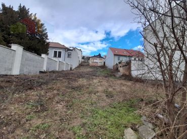 Kúpim malý stavebný pozemok v okolí Bratislavy