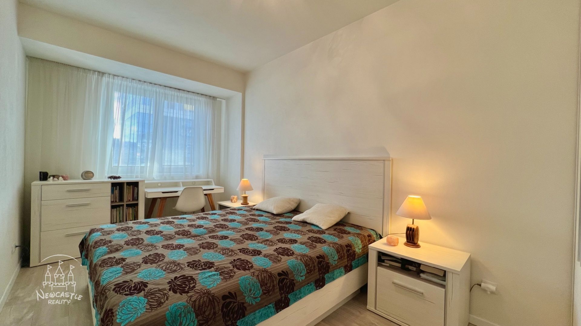 NEWCASTLE | Na predaj priestranný 2-izbový byt s balkónom a pivnicou na Belvederi