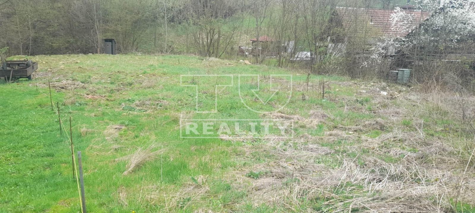 ROVINATÝ STAVEBNÝ POZEMOK, VÝMERA 963m², DIVINA