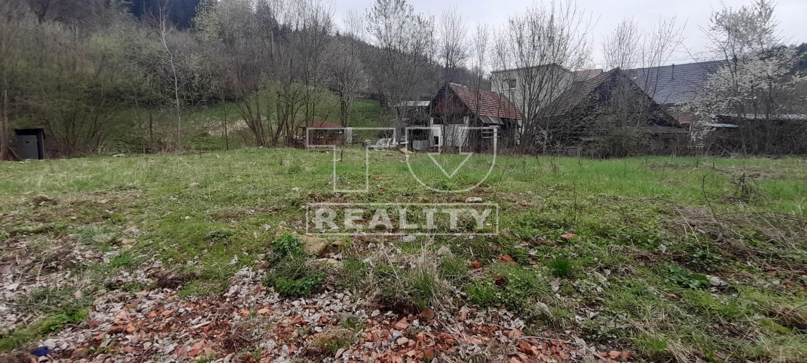 ROVINATÝ STAVEBNÝ POZEMOK, VÝMERA 963m², DIVINA