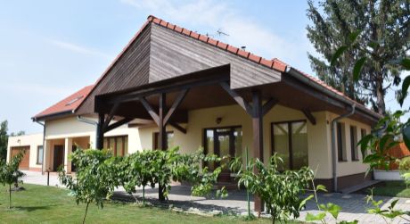 NASŤAHUJ SA! PREDAJ - Luxusný 5 izbový kompletne prerobený rodinný dom s dvojgarážou, v Zemianskej Olči