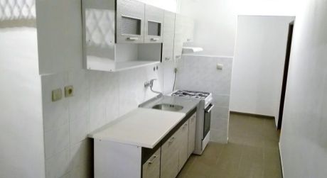 PREDAJ - čiastočne prerobený 3 izbový byt pri centre v Komárne