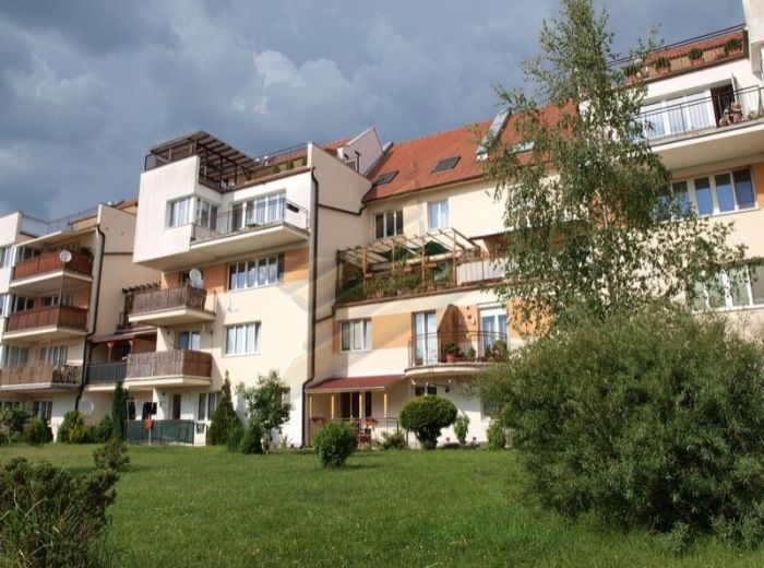 PREDANÉ - ZOHOR, 3-i byt, 104 m2 – tehlový byt s terasou v 11-r. NOVOSTAVBE, V CENE GARÁŽ