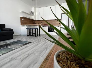 Slnečný 2 izbový byt na prenájom v novostavbe na Skuteckého v centre Banskej Bystrice