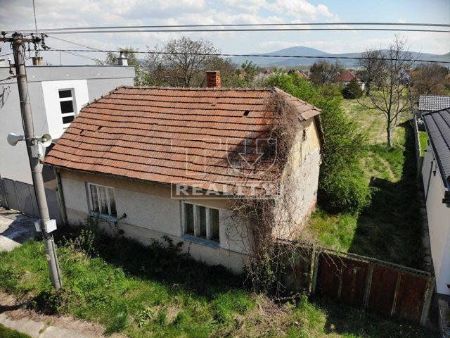 Pozemok so starým domom s rozlohou 1500m2 v obci Preseľany