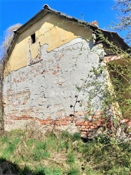 Pozemok so starým domom s rozlohou 1500m2 v obci Preseľany
