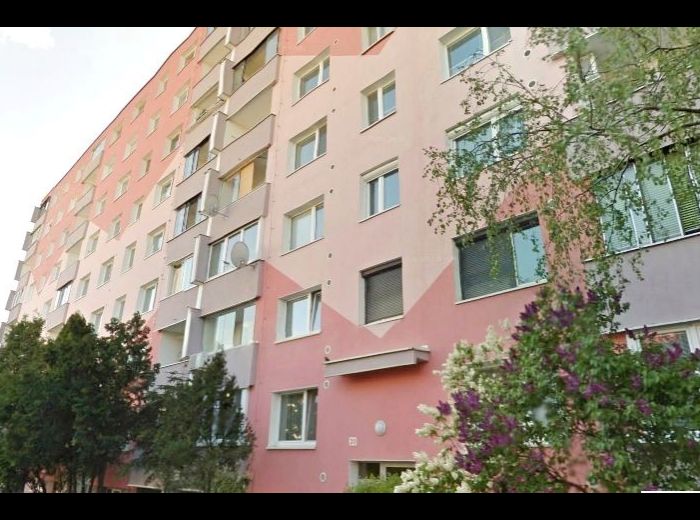 PREDANÉ - ESTÓNSKA, 3-i byt, 70 m2 – kompletná rekonštrukcia, v zateplenom dome, ideálny pre rodinu s deťmi, V PRÍJEMNOM PROSTREDÍ PLNOM ZELENE