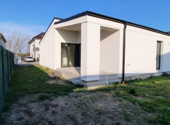 Skolaudovaný 4 izb. bungalov v obci Slovenský Grob, časť Malý RAJ na pozemku 525 m2
