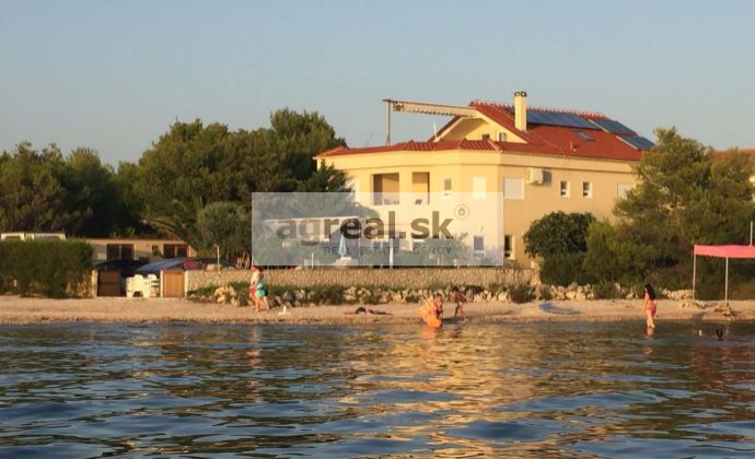 Rodinná vila s 5 apartmánmi na ostrove Vir v Chorvátsku, pláž pred domom, bazén