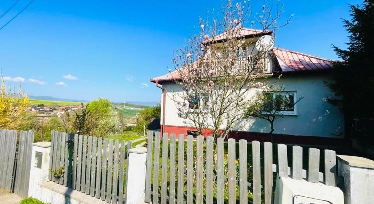 Znížená cena !!!Exkluzívne na predaj krásny vidiecky dom s nádychom modernosti a rodinného pohodlia v obci Haláčovce s veľkým pozemkom 2000m2
