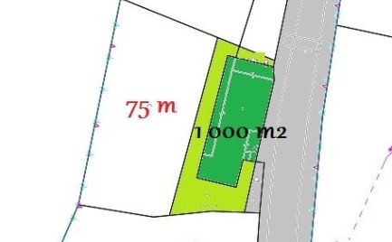 ZĽAVA!!   Slnečný pozemok  1 100  m2 so starým domom,  16 km od B. Bystrice - cena 78 000€