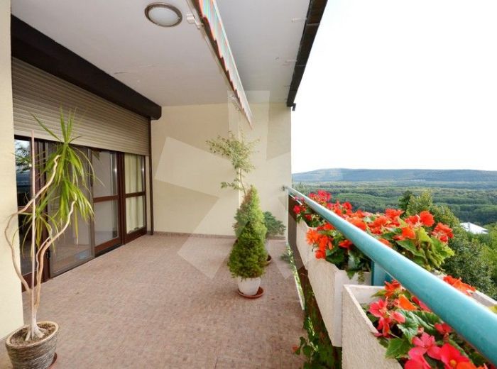 PREDANÉ - HLAVÁČIKOVA, 5-i byt, 250 m2 – nadštandardný rodinný byt, výborne dispozične riešený, S TERASOU, vlastnou garážou, S VÝNIMOČNÝM VÝHĽADOM