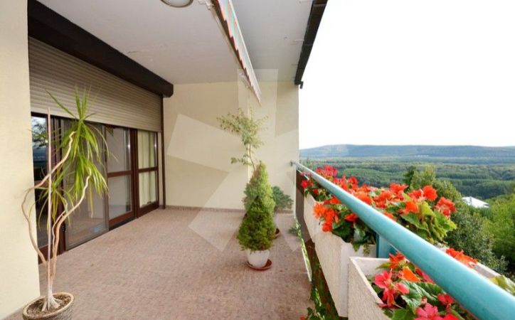 PREDANÉ - HLAVÁČIKOVA, 5-i byt, 250 m2 – nadštandardný rodinný byt, výborne dispozične riešený, S TERASOU, vlastnou garážou, S VÝNIMOČNÝM VÝHĽADOM