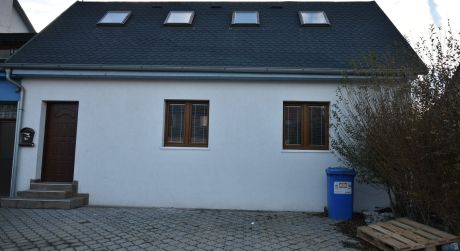 Kuchárek -real: Ponúka  5 izbový rodinný dom v obci Viničné.