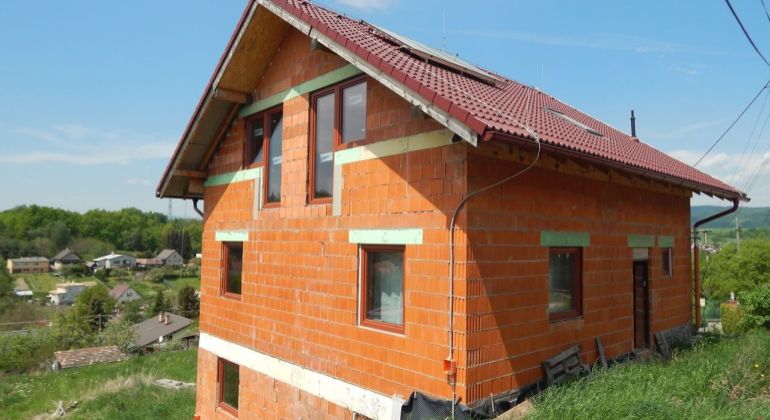 MASTER REAL- Na predaj rozostavaný 6-izbový rodinný dom s prístavbou garáže, 800 m2, Chrenovec-Brusno, okres Prievidza
