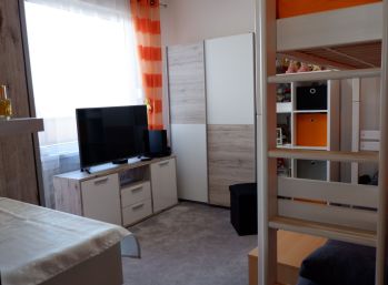 Ponúkame na predaj veľmi pekný priestranný 2 izbový byt v Nitre na Chrenovej - Sitnianska ul.