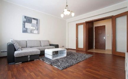 Ponúkame na prenájom luxusný 2,5-izbový zariadený byt na Gorkého ulici v centre Bratislavy, od 1.7.2022. ENG: 2r apartment in great location in downtown Bratislava, Gorkého str.