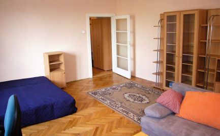 Ponúkame na prenájom 1-izbový byt v tichej lokalite BA I, ulica Mošovského- Hradný vrch.