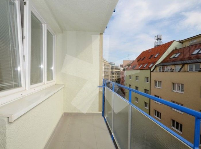 PREDANÉ - MEDENÁ, 1-i byt, 44 m2 – svetlý tehlový byt PO KOMPLETNEJ REKONŠTRUKCII s loggiou, V HISTORICKOM CENTRE