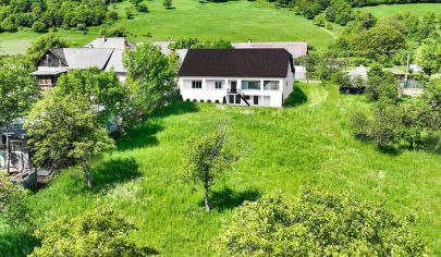 Priestranný vidiecky dom na polosamote s pozemkom 2146 m2 - Štiavnické vrchy