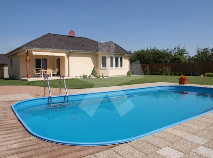 PREDANÉ - DOBROHOŠŤ, 6r. novostavba NÍZKOENERGETICKÉHO 4-i bungalovu, 192 m2 - s garážou a terasou, na priestrannom pozemku s park. úpravou a BAZÉNOM
