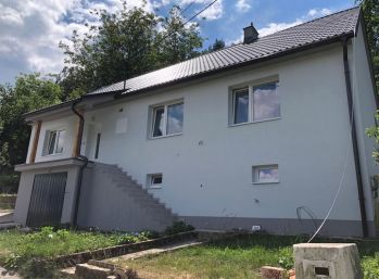 Allrisk Slovakia ponúka na predaj veľký rodinný dom v obci Tuchyňa.