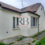REZERVOVANÝ Na predaj 6-izbový rodinný dom na Krajinskej ulici v mestskej časti Podunajské Biskupice