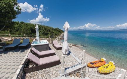 Pelješac – Rodinná vila s bazénom priamo na pláži!