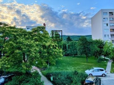 PREDAJ: 3 izbový slnečný byt s 2 loggiami, Bratislava-Rača,, Karpatské námestie.