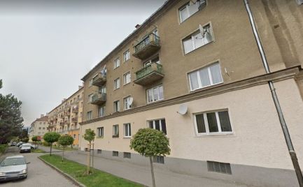 Investícia !!  Veľký tehlový 3 izbový byt,  75 m2, s lodžiou na sídlisku, B. Bystrica - kompletná rekonštrukcia – cena 210 000€