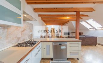 Priestranný zariadený 2-izbový byt 89 m² v mestskej vile pod Slavínom - Galandova ulica.