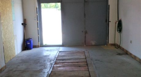 PRENÁJOM - Nebytový priestor s garážou v Komárne