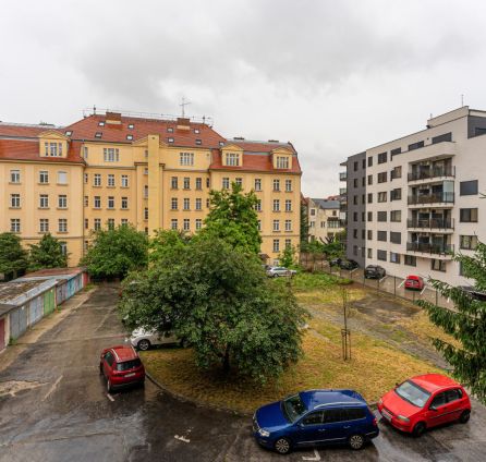 REZERVOVANÉ  - 2-izb. byt s balkónom, komplet. rekonštrukcia, ul. Dunajská, garáž vo dvore, dobrá investícia