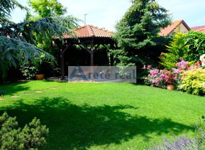 Areté real- Bývajte v peknom bungalove v tichej lokalite, obklopený nádhernou udržiavanou záhradou-Komplet zariadený.