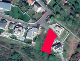 Detva, ul. Jánošíkova – lukratívny pozemok so sieťami, 800 m2  – predaj