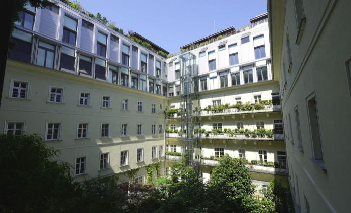 4-izbový veľkometrážny byt s klimatizáciou, 2 kúpelňami, 220 m2, možnost parkingu, Palác Motešických, Gorkého ul.