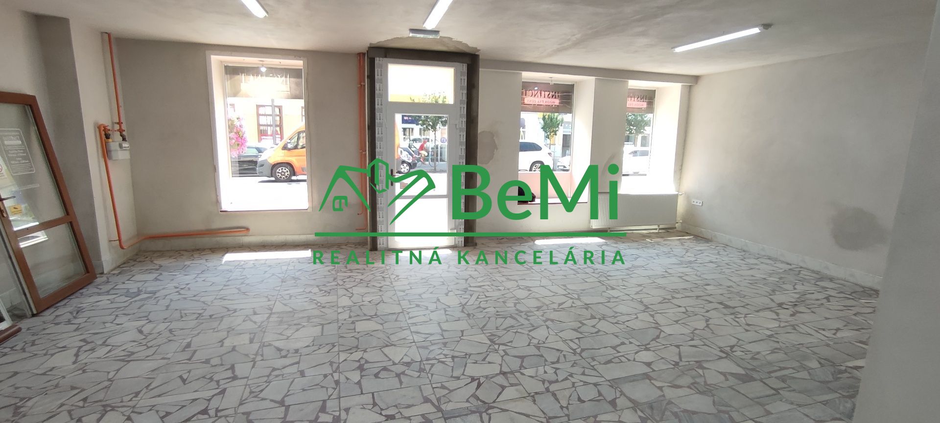 ID: 003-25-STK3 Obchodné priestory v centre mesta Lučenec na prenájom
