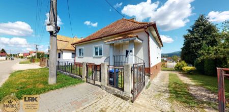 Kompletne podpivničený rodinný dom so zariadením a pozemkom 1339 m² neďaleko od Trenčína v obci Ivanovce