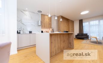 3-room apartment in a brick multifunctional building Schön with elevator and parking