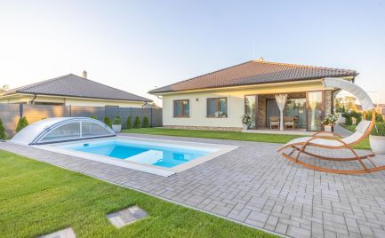 Ponúkame Vám na predaj nádhernú 4-izbovú novostavbu rodinného domu s bazénom v novej obytnej štvrti ORECHOVÝ SAD v obci Vydrany, vzdialený od Dunajskej Stredy 3 km, 25 min cesty autom od Bratislavy