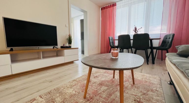 Znížená cena_3 izbový novozrekonštruovaný byt so šatníkom a výhľadom na Trenčiansky hrad