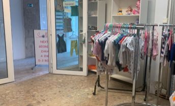 Odstúpenie zabehnutého obchodu s oblečením a e-shopom v centre- Trenčín