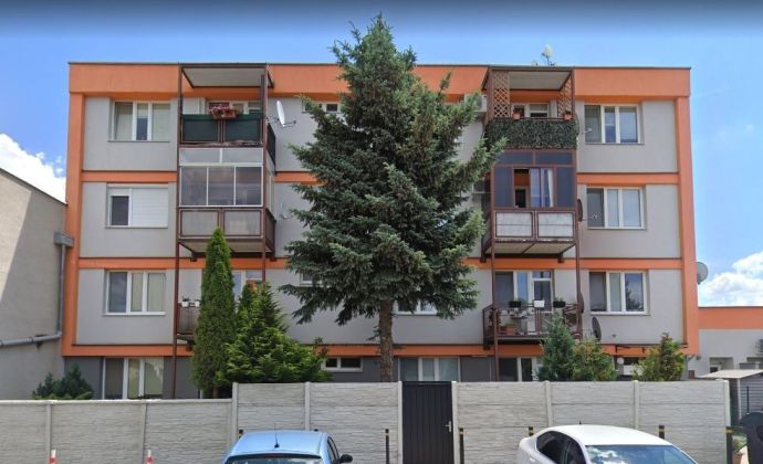 xxx REZERVOVANÝ xxx Príjemný 2-izbový byt s balkónom, 44,5 m2 + 4,5 m2, obec Veľký Grob, 22 minút od Bratislavy