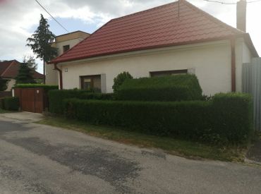 Spoločnosť STEP real s.r.o. Vám exkluzívne ponúka na predaj rodinný dom v Hornej Strede – 7 km od mesta Piešťany
