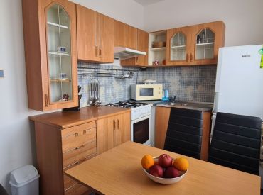 Znížená cena : predaj 1 izbový byt s balkónom a pivnicou na ulici J. Csermáka  v Senci - zariadený a kúpou voľný ihneď.