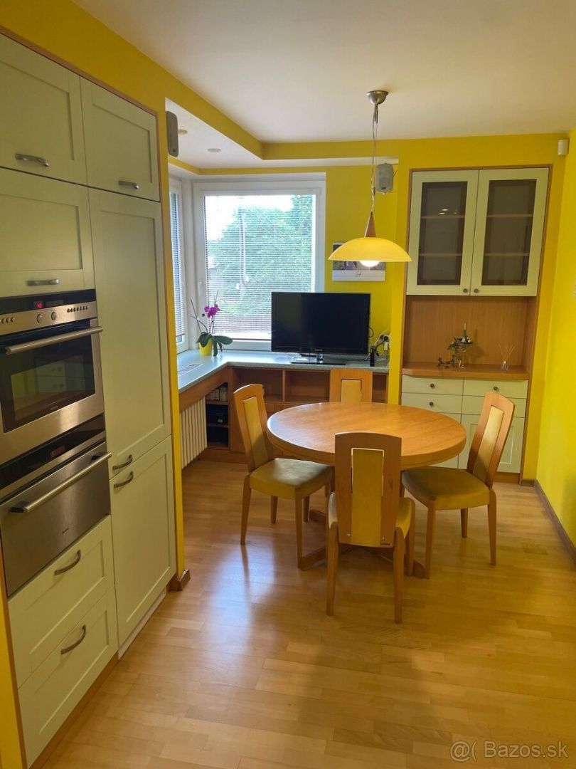 Adas reality ponúka na predaj krásny rodinný dom vhodný na viac-generačné bývanie, prípadne podnikanie, v Prešove - mestskej časti DÚBRAVA