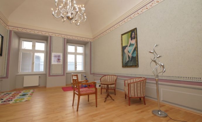 Reprezentačný 5-izbový  byt v barokovom paláci v centre Bratislavy, 180 m2, 2.posch.