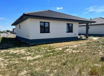 Kvalitný 4-izbový rodinný bungalov s krytou terasou so štandardom interiéru na pozemku 582m2