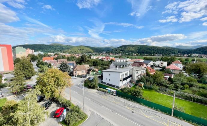 Na predaj veľký trojizbový byt v obľúbenej lokalite Trenčína, s krásnym výhľadom a veľkým potenciálom