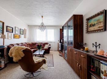 Priestranný 3 izbový byt s lodžiou v Dúbravke, Nejedlého ulica